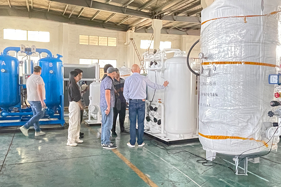 Tugann custaiméirí na Rúise cuairt ar ár monarcha chun caighdeán den scoth an ghineadóir nítrigine a mheas