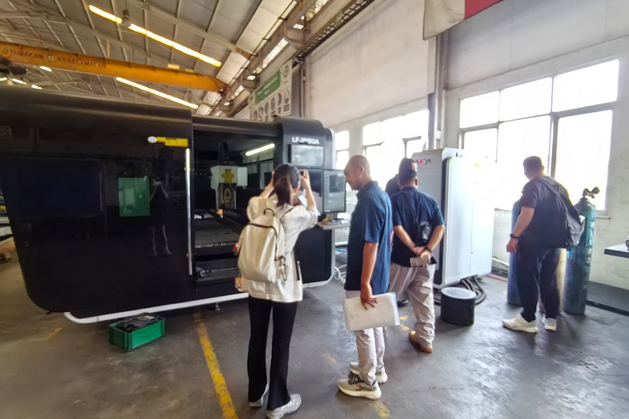 Cuairteanna custaiméirí san Indinéis