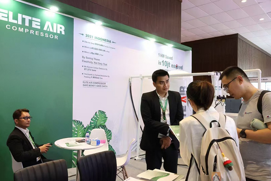 Thug Bainisteoir Gnó Trádála Eachtraí Jiangsu Luoming cuairt ar thaispeántas na hIndinéise déantúsaíochta